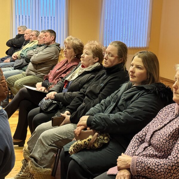 Cilvēku grupa sēž sanāksmē, uzmanīgi raugoties uz priekšu. Snēpelē iedzīvotāji un pašvaldība diskutē par pagasta attīstību