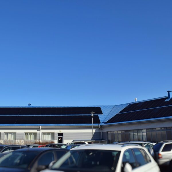 Kuldīgas Slimnīcā uzstādīta saules elektrostacija ar viedo vadības sistēmu